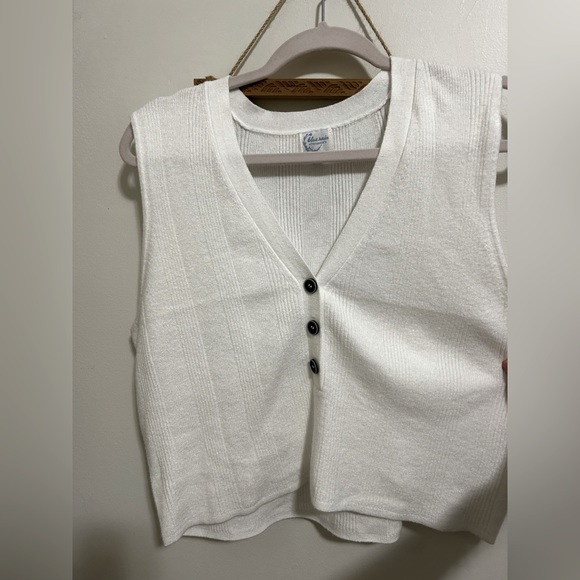 Short button up vest - Picture 3 of 4